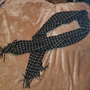 Black and grey houndstooth scarf